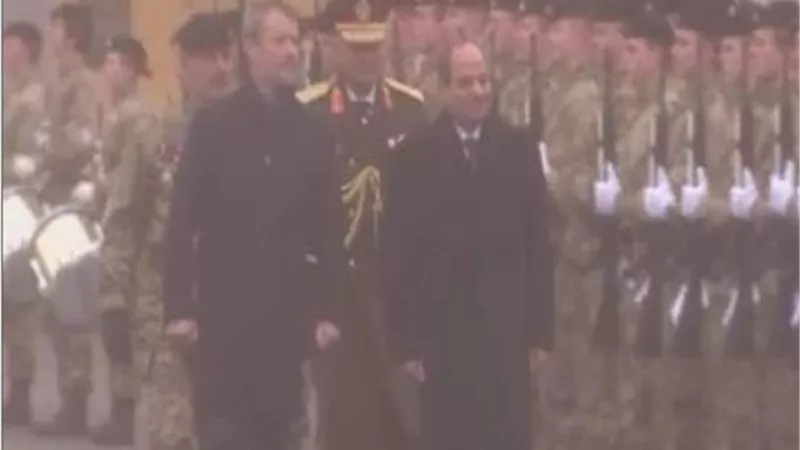 الرئيس السيسي يضع إكليلا من الزهور على النصب التذكاري في الدنمارك