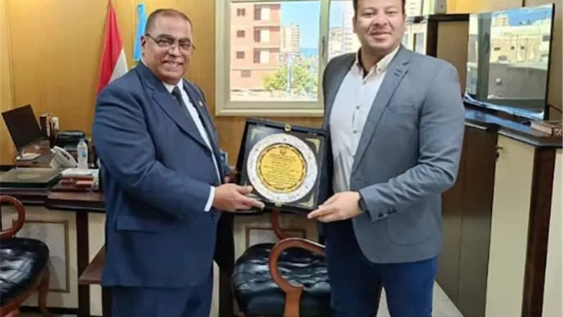رئيس قطاع المعاهد الفنية الصحية بغرب الدلتا يكرم وكيل وزارة الصحة
