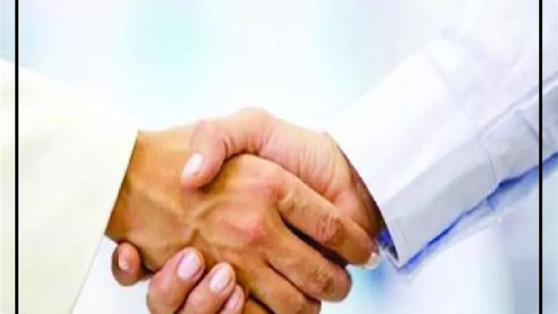 المصافحة بعد الصلاة بدعة أم سنة؟ الإفتاء توضح