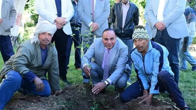 النعماني يشارك طلابه بمعسكر الجوالة والخدمة العامة والتشجير