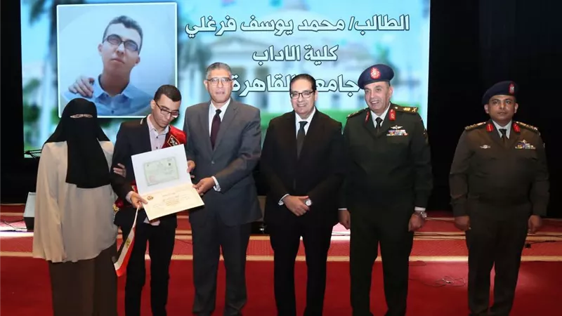 رئيس جامعة القاهرة يسلم شهادات التجنيد للطلاب ذوي الهمم