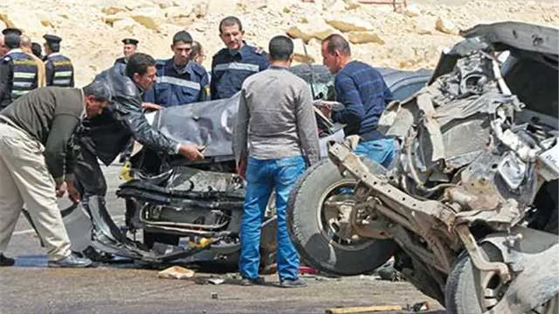 إصابة 8 أثر تصادم سيارتين على الطريق الصحراوي الغربي بالأقصر