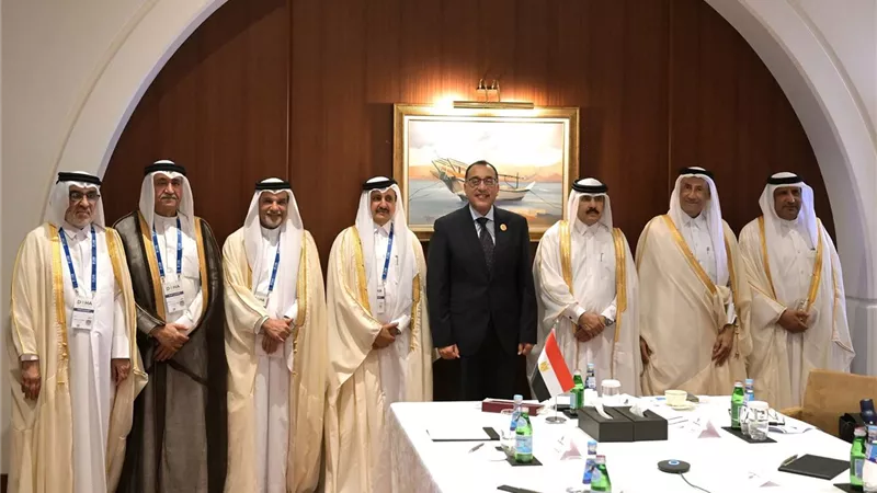 رئيس الوزراء يلتقي وفد رجال أعمال غرفة التجارة والصناعة القطرية