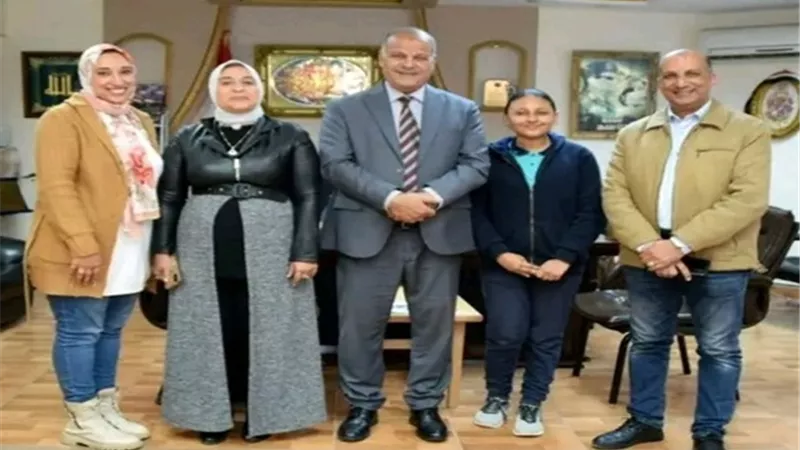 مدير التعليم ببورسعيد يكرم الطالبة الأولى بمسابقة الإعلام التربوى