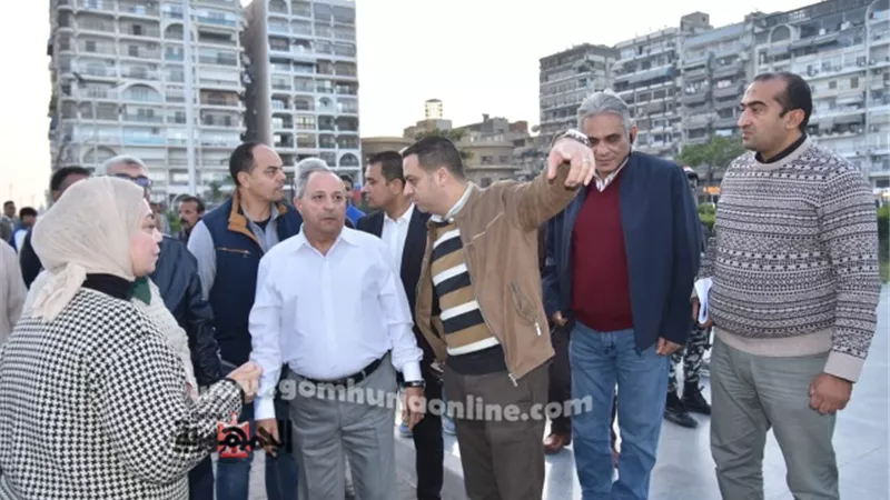 محافظ بورسعيد يتفقد ساحة مصر و يلتقي بأبناء 