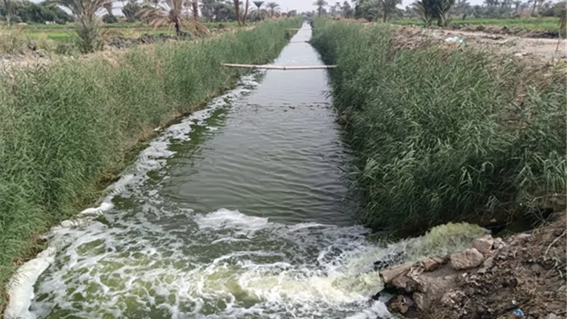مياه الأقصر تجرى أعمال المسح البيئى لمصرف البياضية