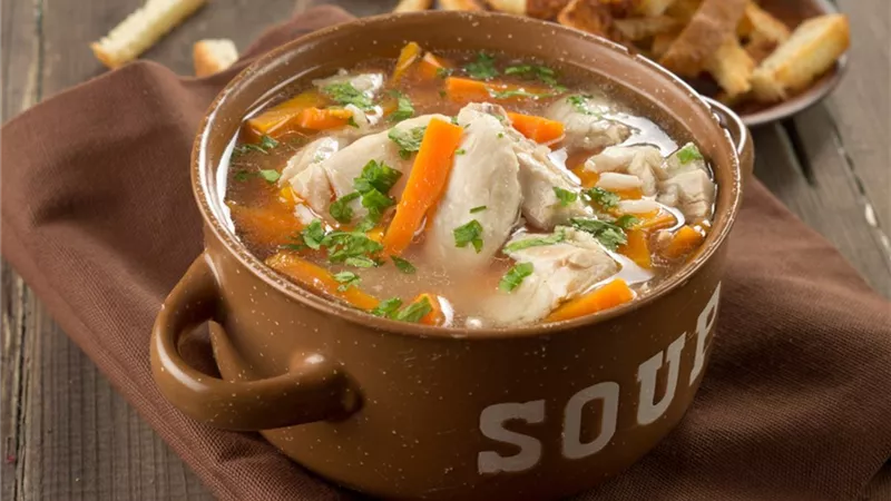 شوربة الدجاج بالأعشاب