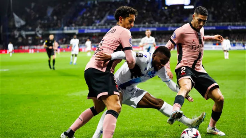 الدورى الفرنسى .. باريس سان جيرمان يهدر نقطتين بالتعادل مع أوكسير