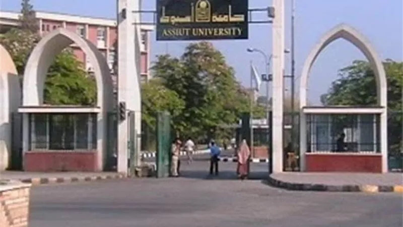 رئيس جامعة أسيوط يهنئ شوكت صابر بعضوية الإتحاد المصري لكرة الطائرة