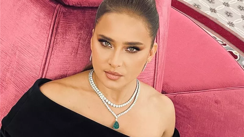 نيللي كريم تروج لمسلسل “ناقص ضلع” بصور من الكواليس