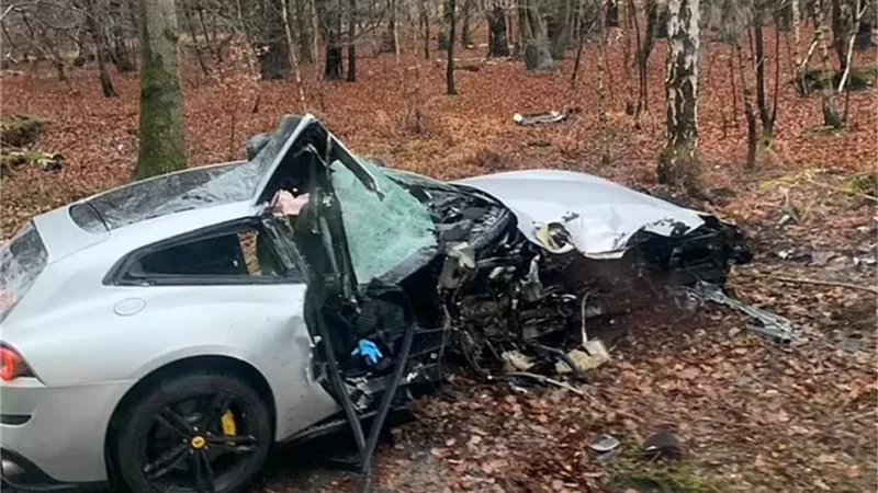 أخرجوه منها بعد 45 دقيقة .. لاعب وست هام يتعرض لحادث مروع بسيارته