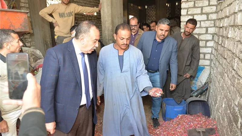 محافظ أسيوط يتفقد ورش لإعادة تدوير مخلفات البلاستيك بقرية بويط