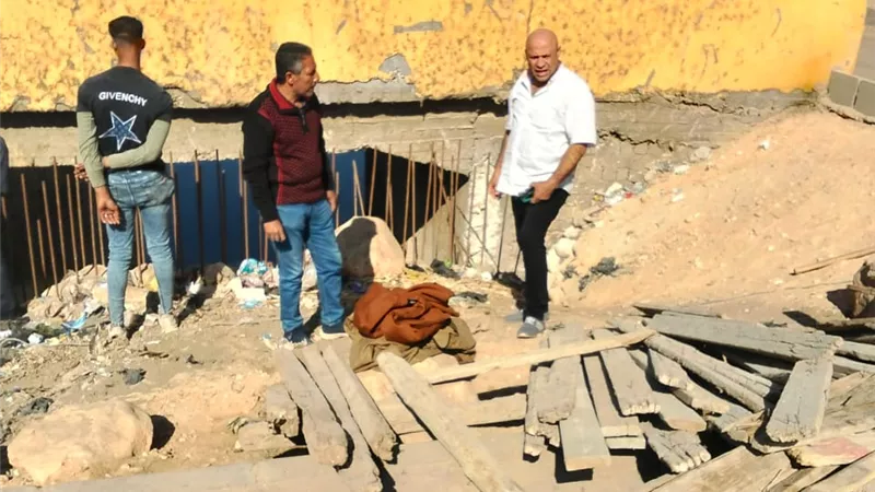 تغطية الجزء الفاصل بين موقف السيارات وكوبري مدرسة صدفا بأسيوط