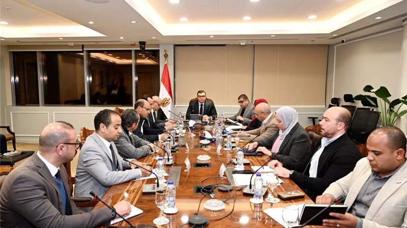 وزير الإسكان يتابع مشروع ممشى أهل مصر و تطوير أرض مطار إمبابة