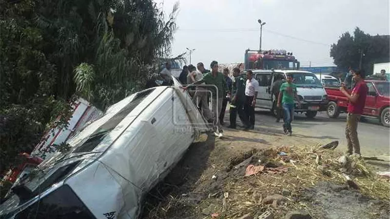 إصابة 11 إثر انقلاب سيارة ميكروباص اتجاه كارتة بلبيس