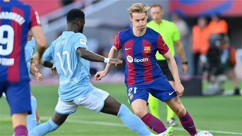 هل يرحل دي يونج وجارسيا عن برشلونة؟.. تقارير تكشف