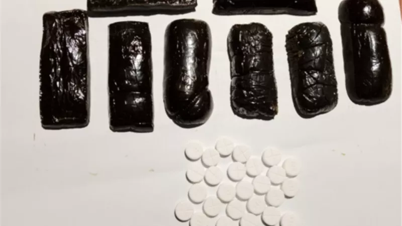إحباط محاولة صاحبة مصنع ملابس تهريب حشيش وتامول