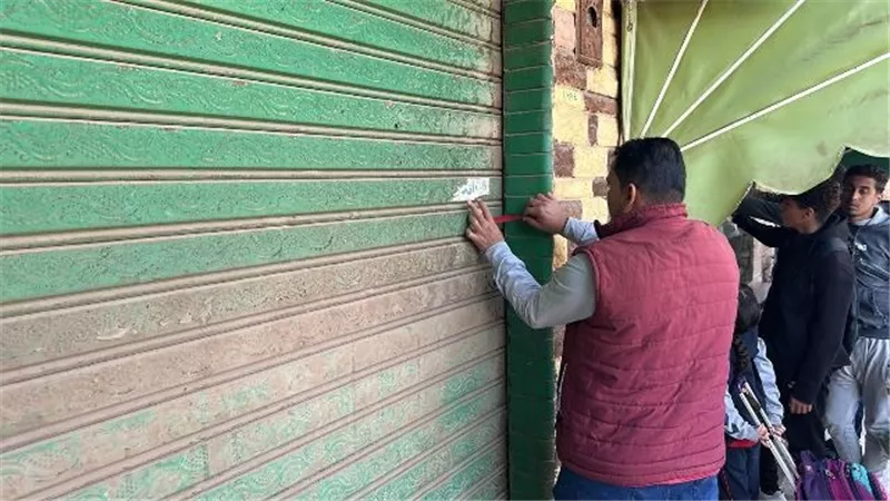 جهاز الشروق يغلق 6 محلات مخالفة ويحرر 9 محاضر إشغال.. بالصور