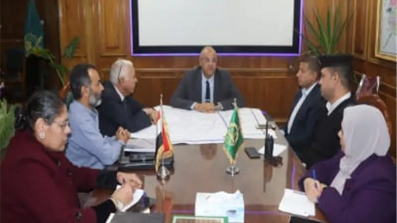 محافظ القليوبية يبحث دراسة فتح محاور مرورية جديدة بمدينة بنها