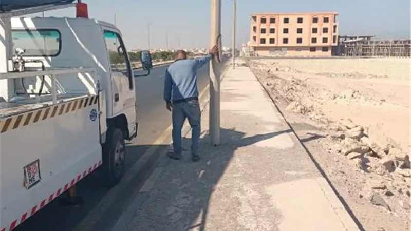 استمرار أعمال الصيانة الدورية لاعمدة الإنارة بالغردقة