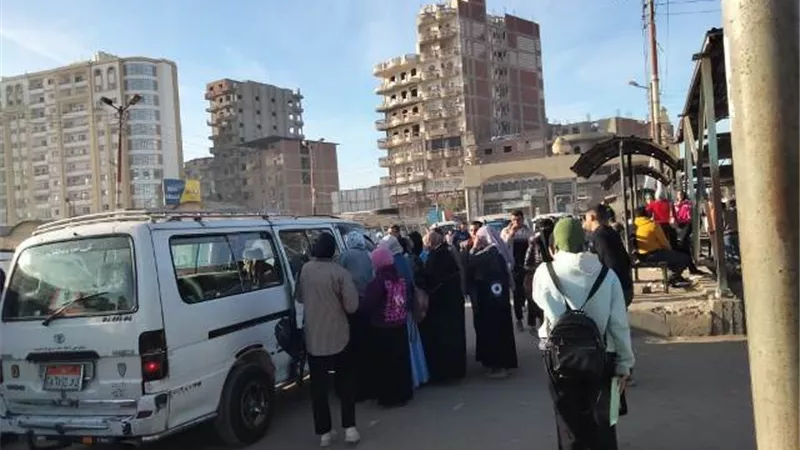 انتظام حركة نقل الأهالي والطلاب بمجمع مواقف دسوق