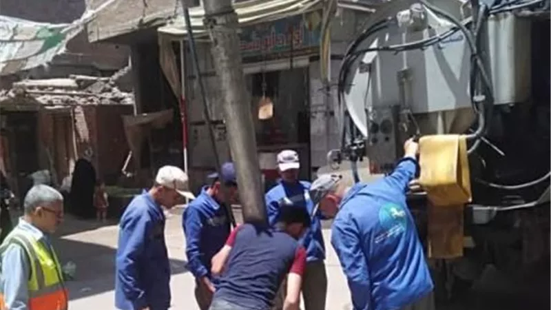 تطهير خطوط وشبكات الصرف الصحي بالشرقية