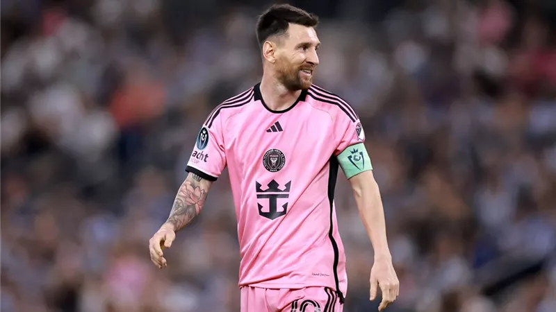 منافس الأهلي.. مالك إنتر ميامي يتحدث عن التجديد لميسي