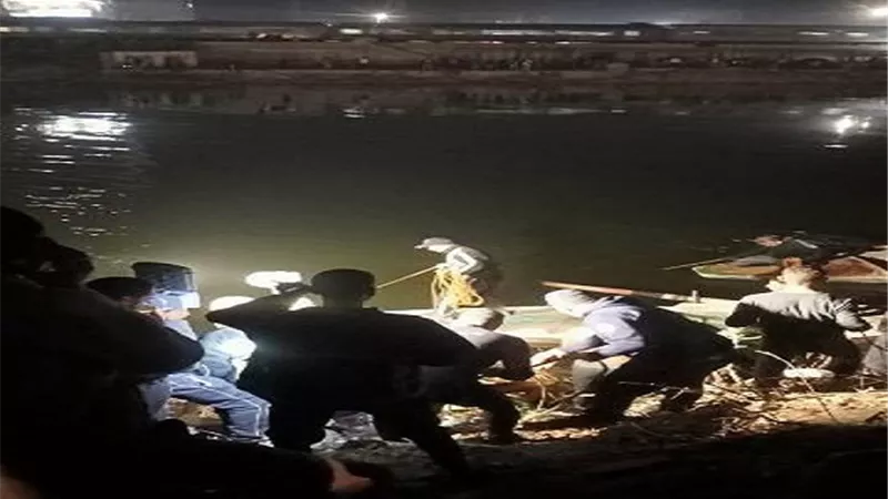 انقلاب سيارة ميكروباص بترعة الابراهيمية بأسيوط