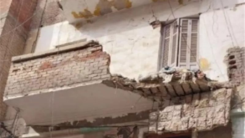 ازالة الخطوره الداهمة من عقار بغيط العنب غرب الاسكندرية