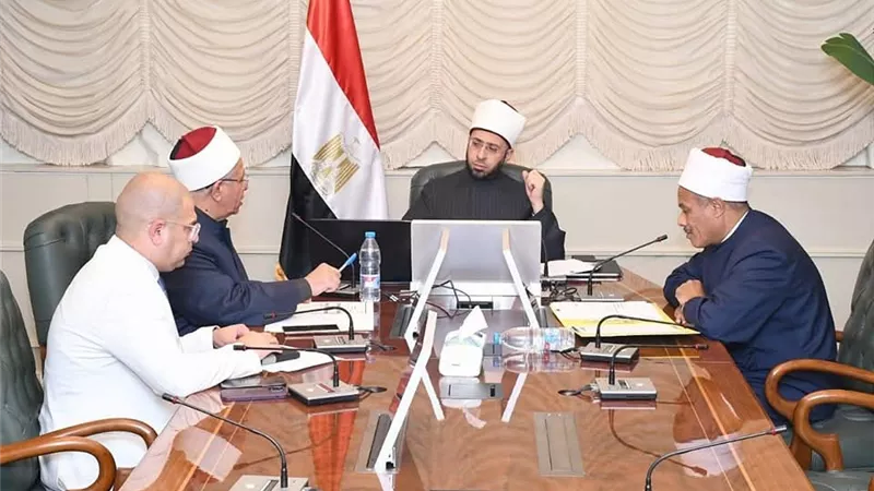 وزير الأوقاف يلتقي مدير مديرية أوقاف قنا لمتابعة الانضباط الإداري