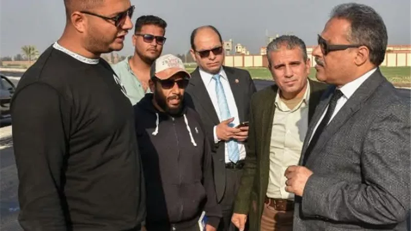 محافظ الشرقيةيتفقد أعمال الرصف بطريق طحلةبردين/ بني هلال
