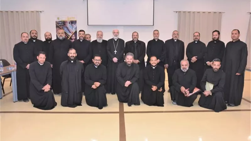 الأنبا باسيليوس يلتقي الآباء كهنة الإيبارشية بالواحة سنتر
