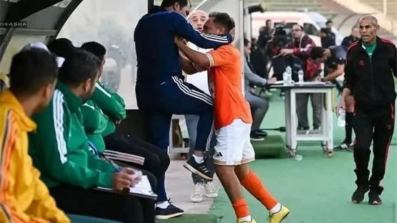 إيقافه لاعب المنصورة بعد اعتدائه بالضرب علي المدير الفني