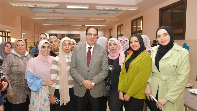 رئيس جامعة القاهرة يفتتح المبنى الثامن بمدينة الطالبات بالجيزة