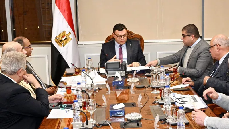 وزير الإسكان يؤكد ضرورة وضع ضوابط لتقديم الخدمة للمواطنين
