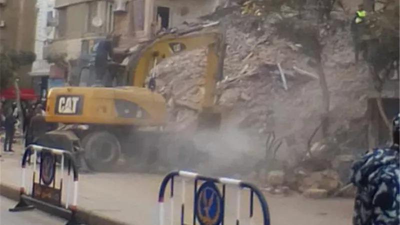 فصل التيار الكهربائى عن موقع عقار العباسية المنهار