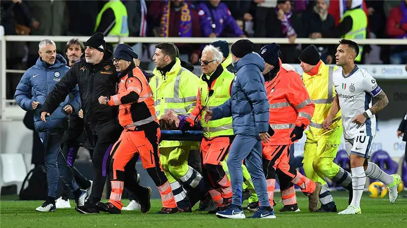 لاعب فيورنتينا يخضع لعملية بالقلب بعد سقوطه في الملعب
