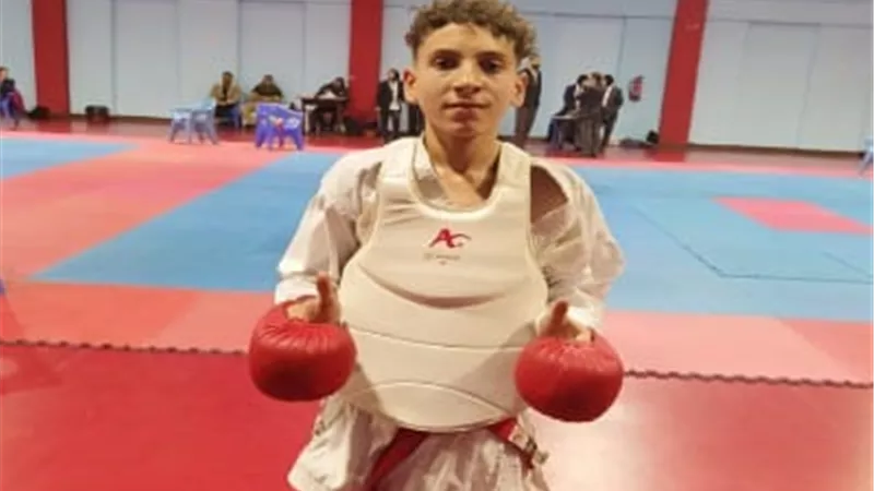 مدير تعليم القليوبية يهنئ الفائز بالمركز الأول في لعبة الكاراتيه