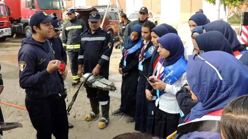 زيارة لتلاميذ المدارس للتعرف على دور رجل شرطة الحماية المدنية