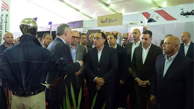 رئيس الوزراء يتفقد معرض 