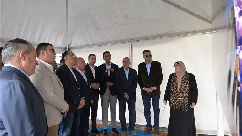 رئيس الوزراء يتفقد أعمال تطوير محور 