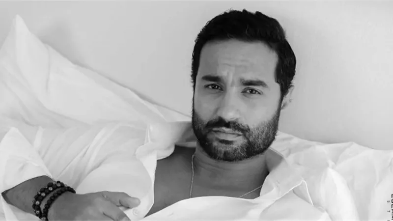 كريم فهمي يؤدي مناسك العمرة بصحبة زوجته