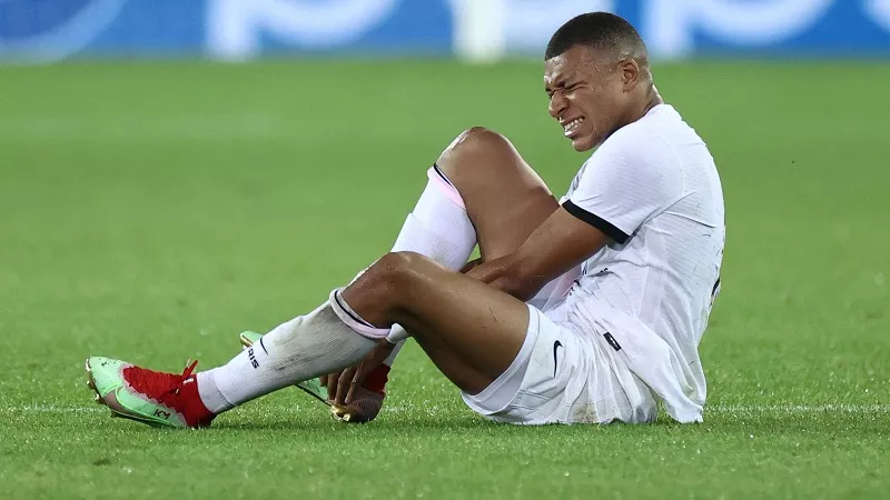 مبابى يغادر مباراة ريال مدريد ضد أتالانتا بدورى الأبطال.. مصاباً