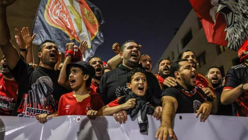 جماهير الأهلي في قطر تستقبل بعثة الفريق خارج فندق الإقامة