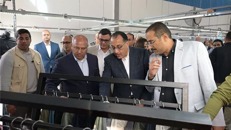 رئيس الوزراء يتفقد إحدى المصانع لتصنيع للملابس الجاهزة ببورسعيد