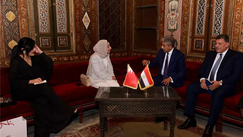 وزير السياحة والآثار يلتقي نظيرته في مملكة البحرين