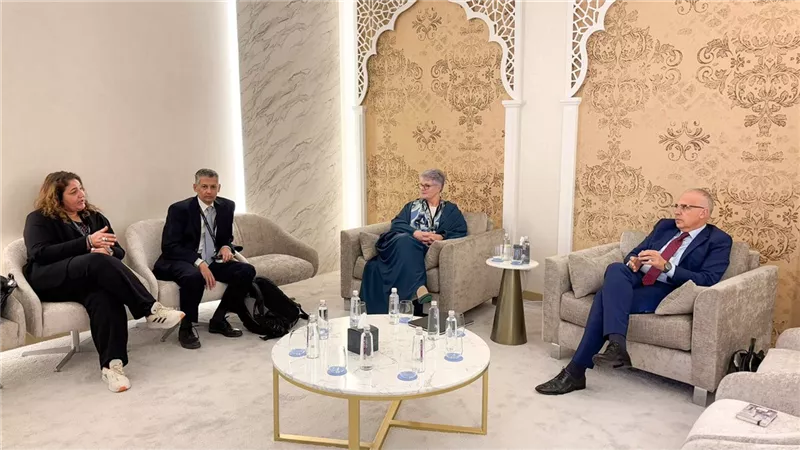 وزير الري يبحث الإعداد لمشروع تحلية المياه بالطاقة الشمسية لأغراض الزراعة