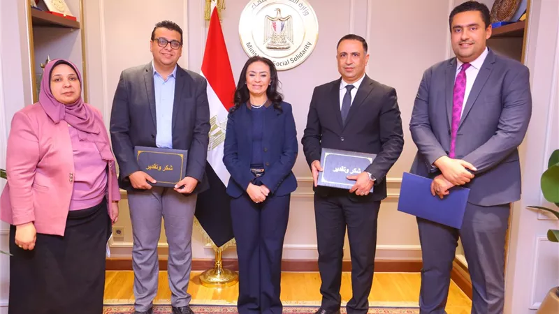 وزيرة التضامن تكرم إدارة الإعلام كأفضل فريق عمل بالوزارة