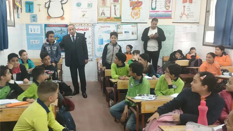 محافظ بورسعيد يشدد على الانضباط الادارى والنظافة بالمدارس