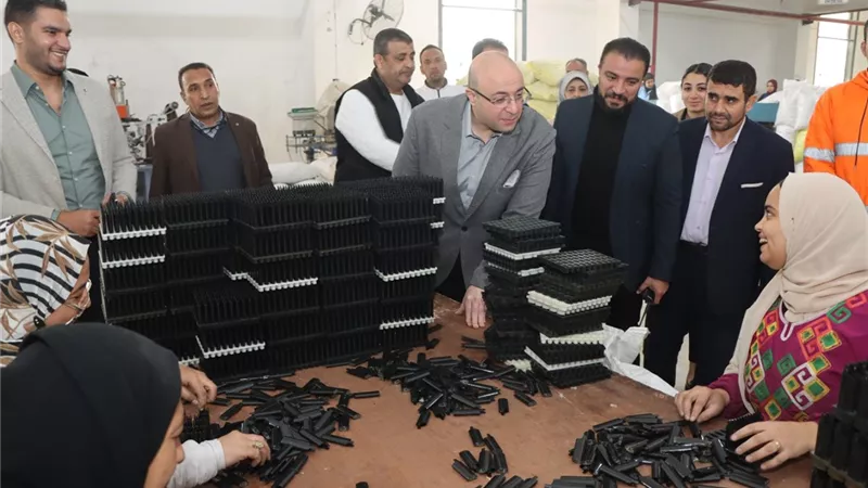 محافظ بني سويف يتفقد مصانع منطقة 